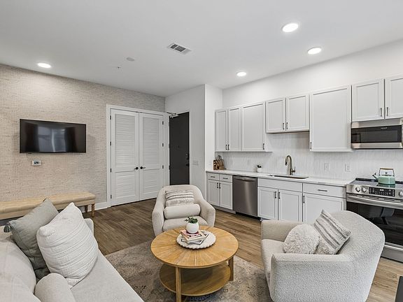 5th image of 815 Main St #202