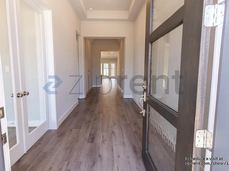 256 Eagle Ford Dr — Photo 2