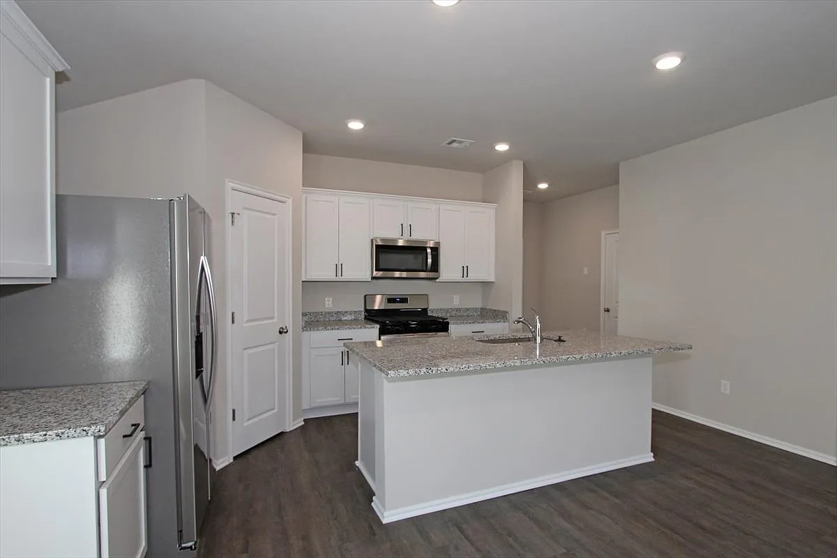 4 bed, 1614 sqft, $2,150 — Photo 4