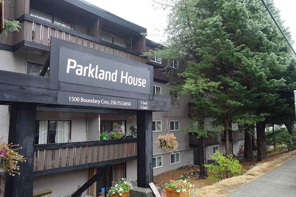 Parkland House — Photo 1