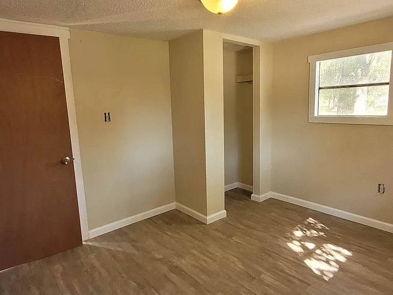 882 E Chestnut Ave — Photo 2