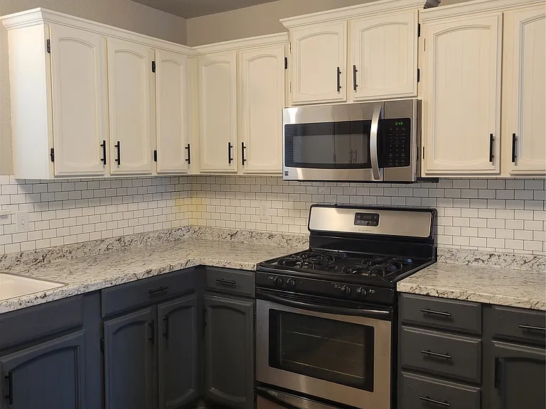 652 E Main St — Photo 7