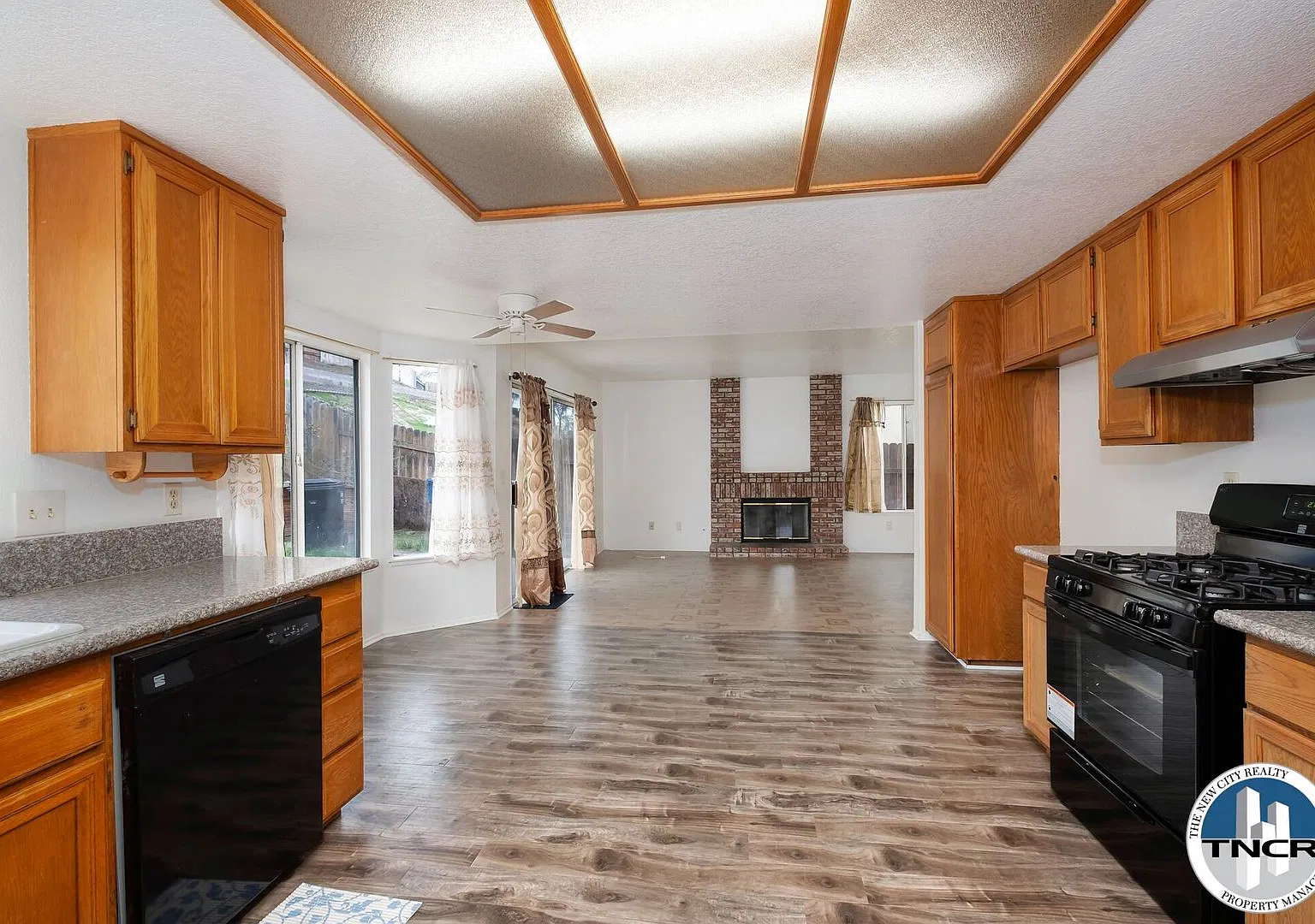 Stunning 4 BD | 3 Bath — Photo 4