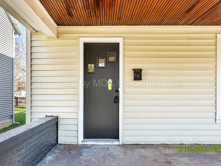 425 Woodlawn St SE — Photo 6