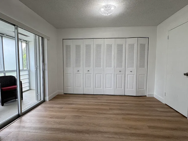 150 Windsor Dr — Photo 8