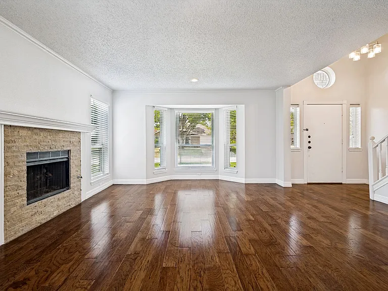 2204 Winslow Ct — Photo 2