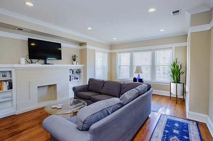 2721 W Winnemac Ave #2 — Photo 9