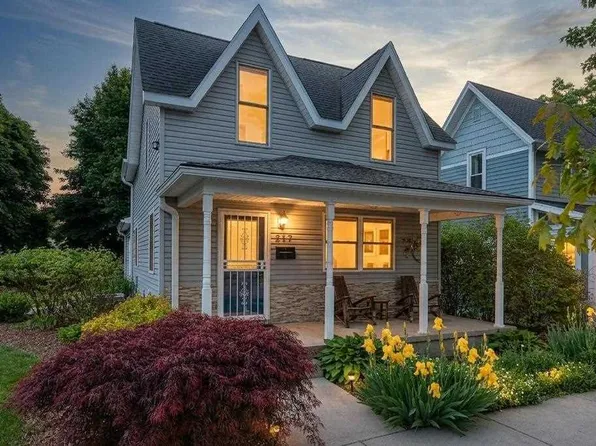 112 W Lincoln St, Charlevoix, MI 49720