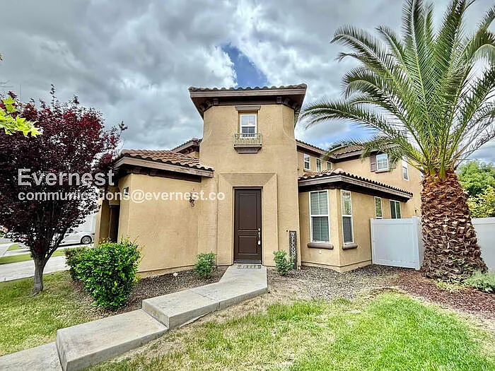 5 bed, 3.5 bath, 3150 sqft, $3,800 — Photo 2