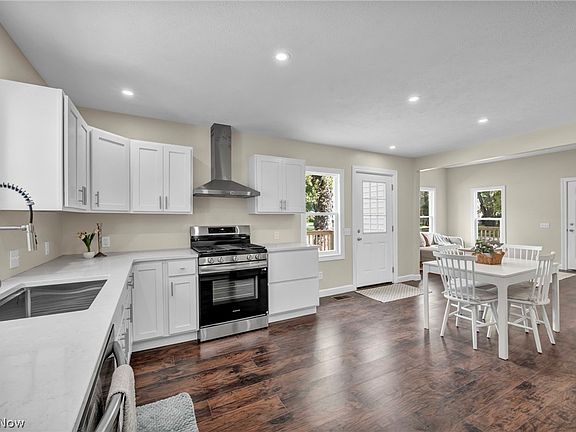 2nd image of 903 W 58th St