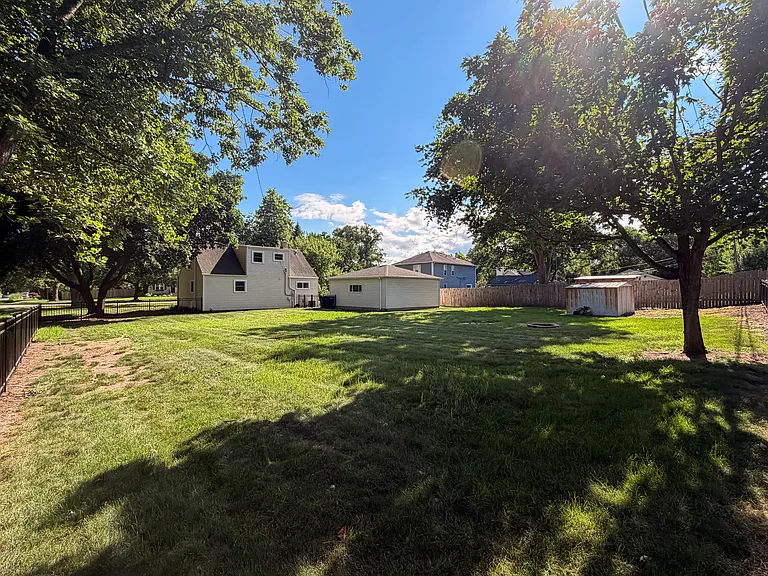 26W416 Macarthur Ave — Photo 24