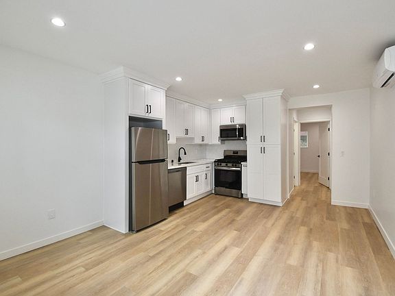 3rd image of 12241 Burbank Blvd #118