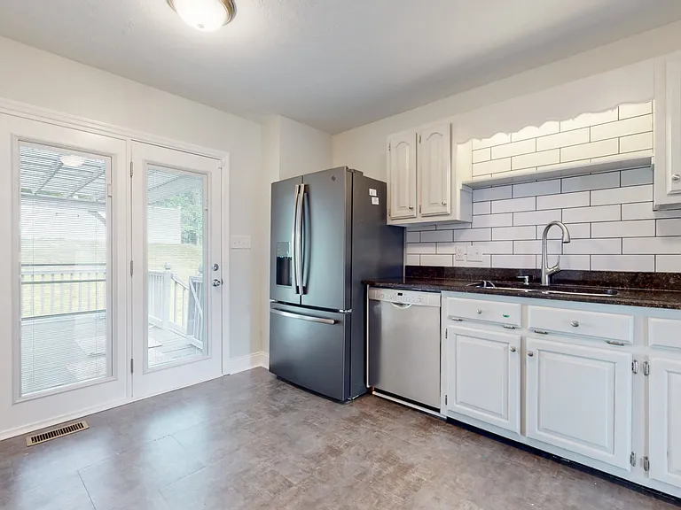 1504 Potter Dr — Photo 16