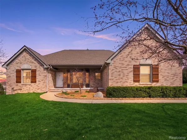 6163 Rosewood Pkwy, White Lake, MI 48383