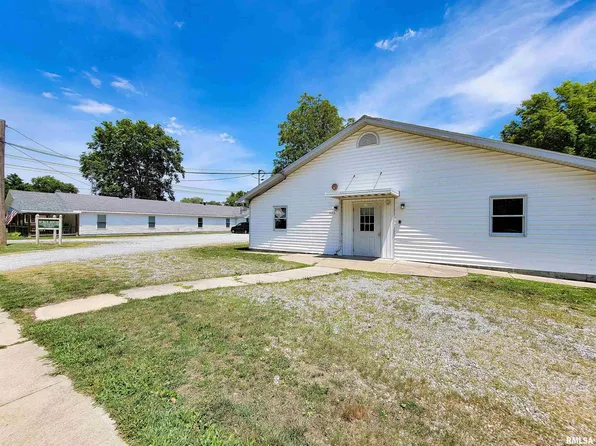 424 N Worthey St, Flora, IL 62839