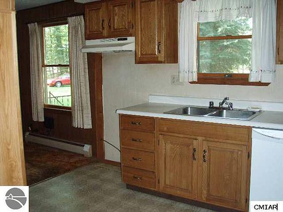5th image of 1076 Douglas Dr