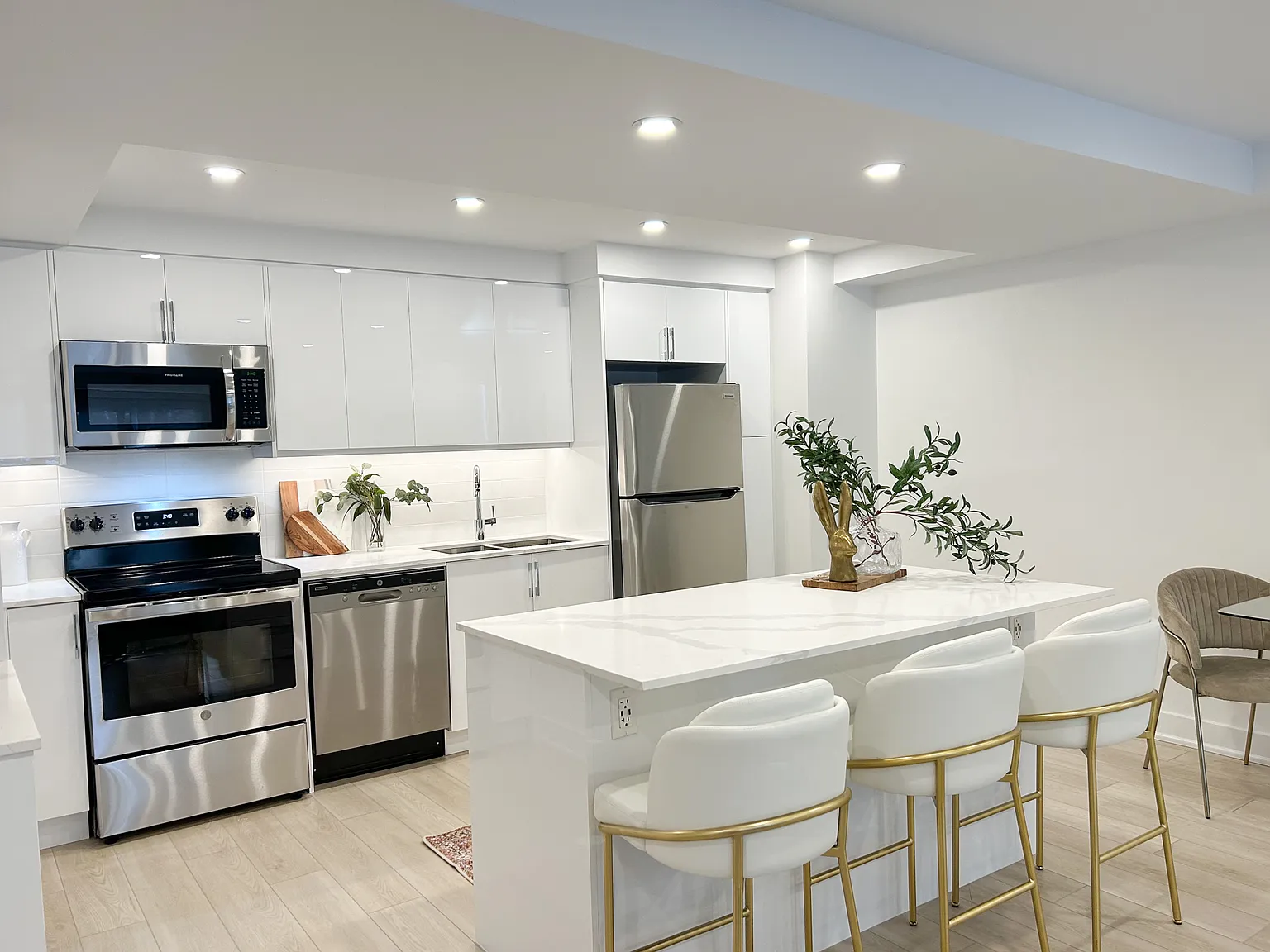 5220 Lakeshore — Photo 3