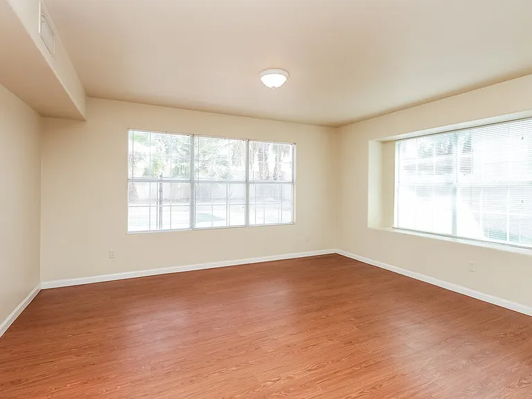 3422 E Woodland Dr — Photo 4