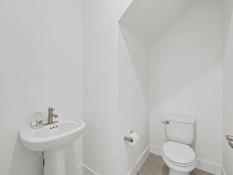 890 SW Newfield Pkwy — Photo 18