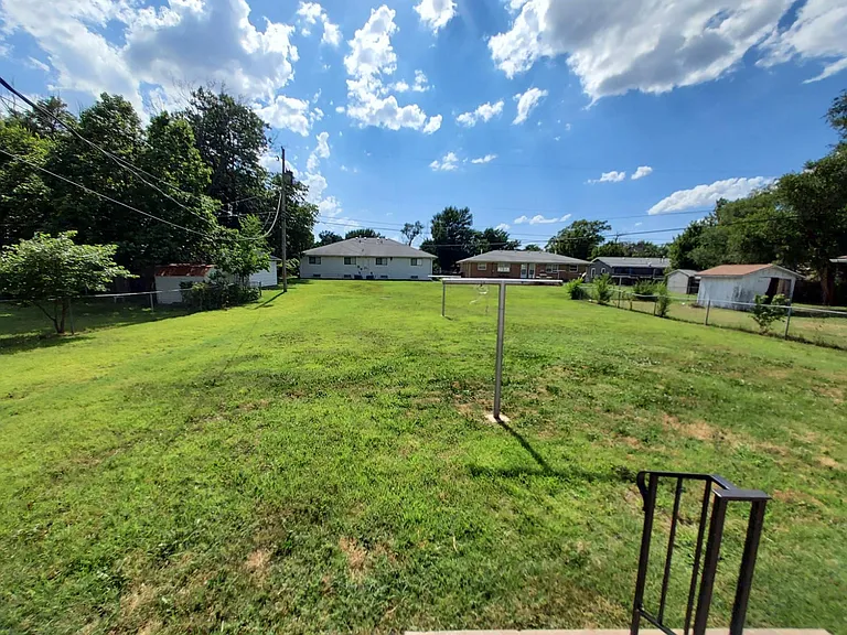 319 N Clayton Ave — Photo 17