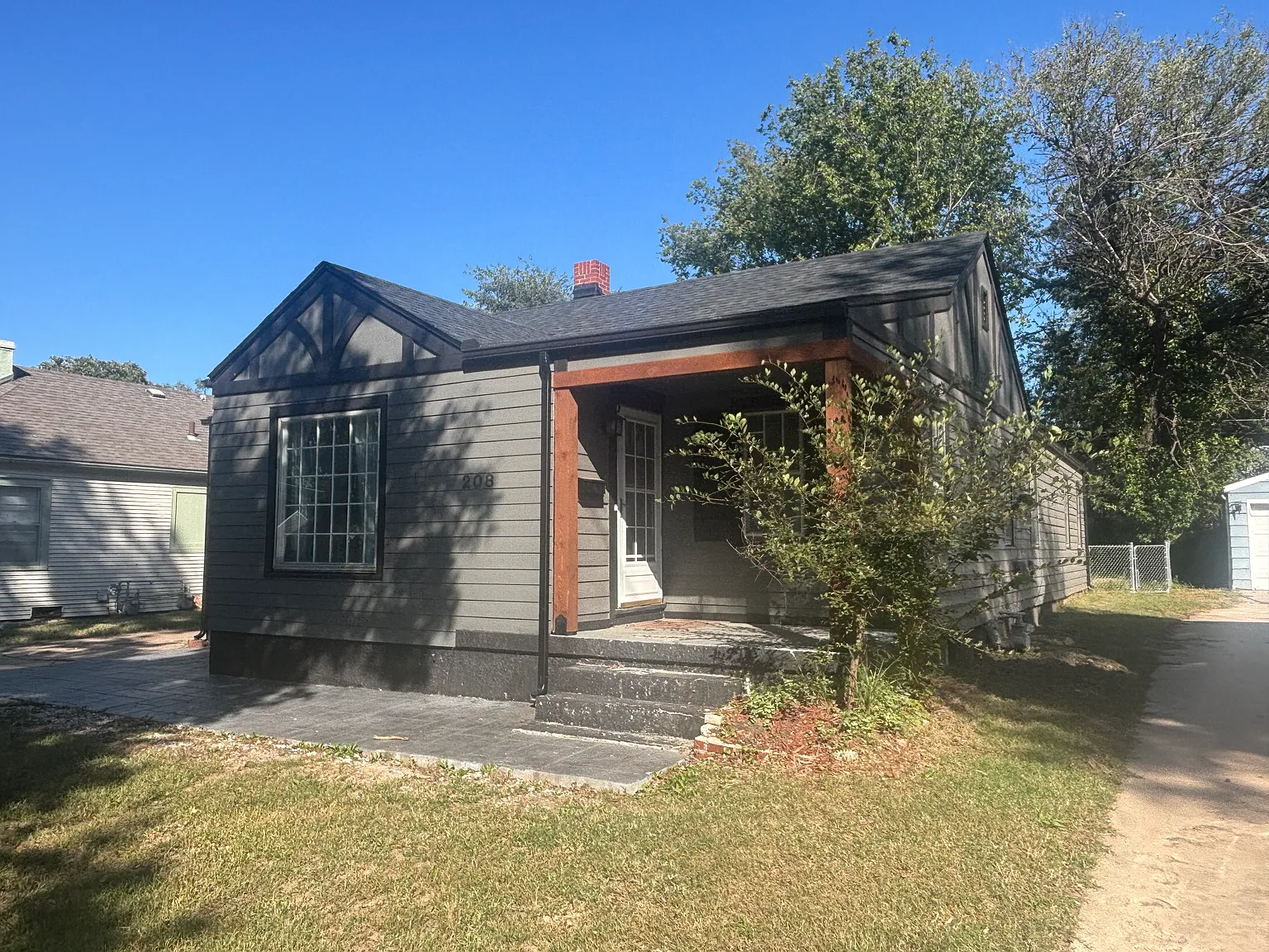 208 S Bleckley Dr — Photo 3