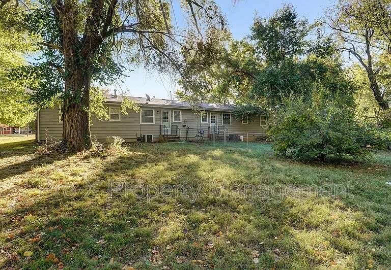 2111 S Ventura Ave — Photo 16