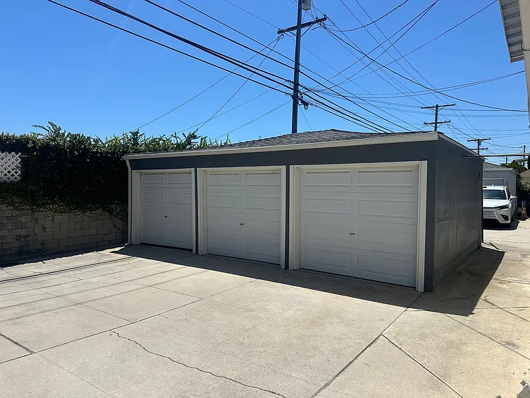 712 W Glenoaks Blvd — Photo 3