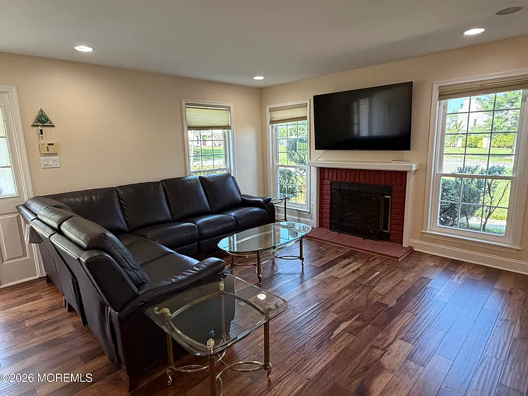 337 Devon Pl — Photo 3