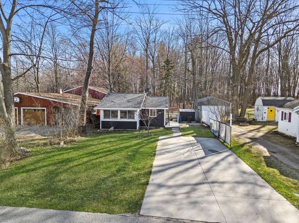 1427 Shepard St, Crystal, MI 48818