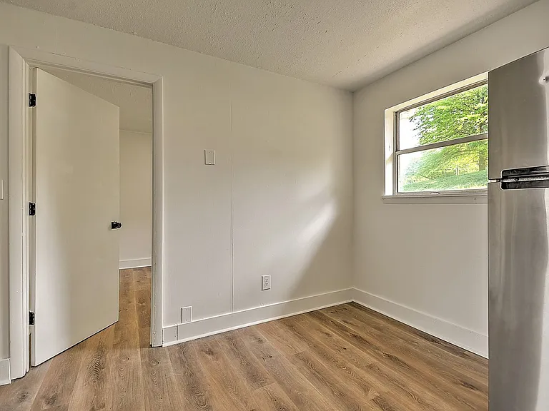 718 W G St — Photo 8