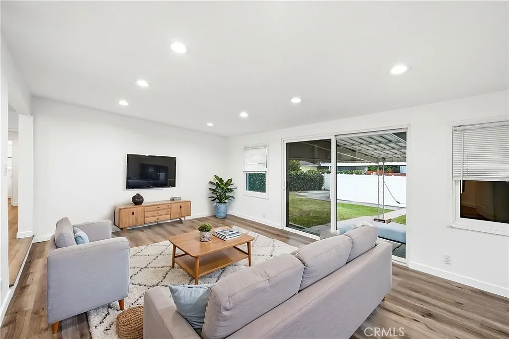 3 bed, 2.5 bath, 1430 sqft, $3,900 — Photo 3