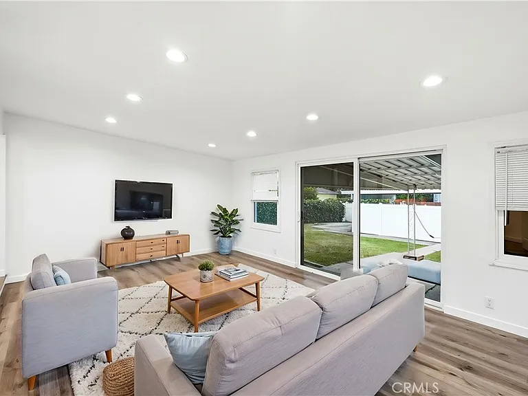19550 Vanowen St — Photo 3