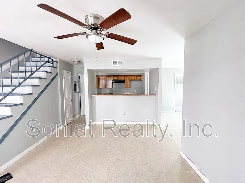 2 bed, 1.5 bath, 1100 sqft, $1,000 — Photo 2