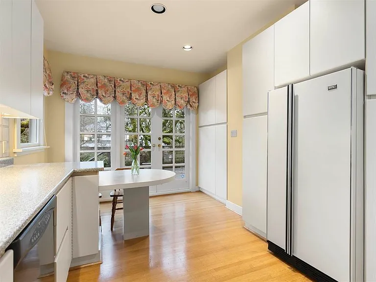 4 Marguerite St — Photo 10