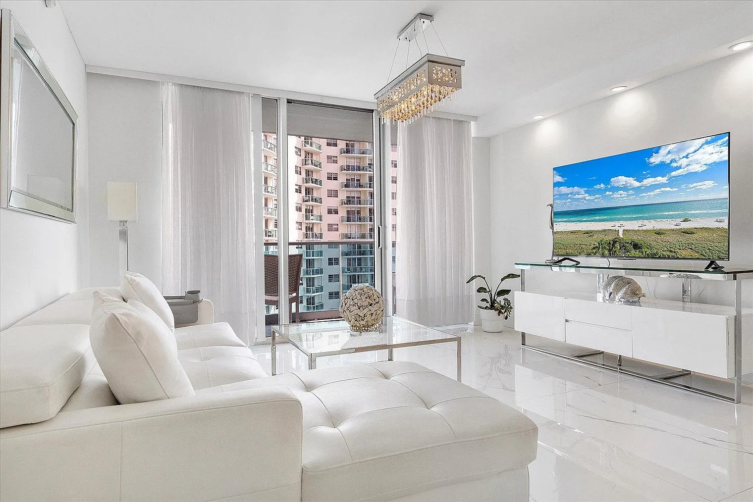 2 bed, 2.0 bath, 1097 sqft, $4,319 — Photo 3