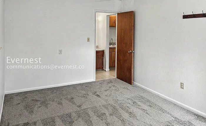1305 Burton Ct #4 — Photo 8