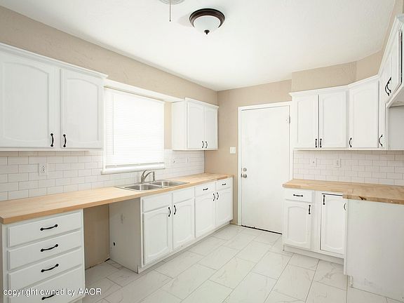 3rd image of 121 N La Salle St