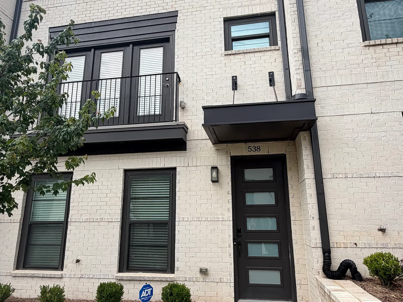 4 bed, 2627 sqft, $4,900 — Photo 2