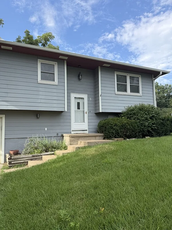 4 bed, 1.5 bath, 1700 sqft, $2,100 — Photo 2