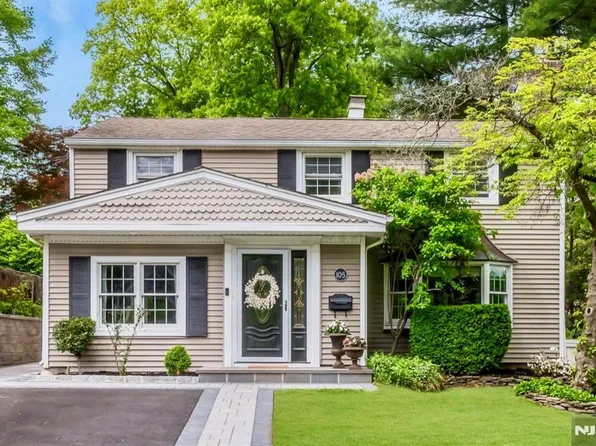 105 Bergen Ave, Waldwick, NJ 07463