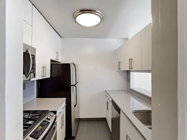 260 W 52nd St, New York, NY