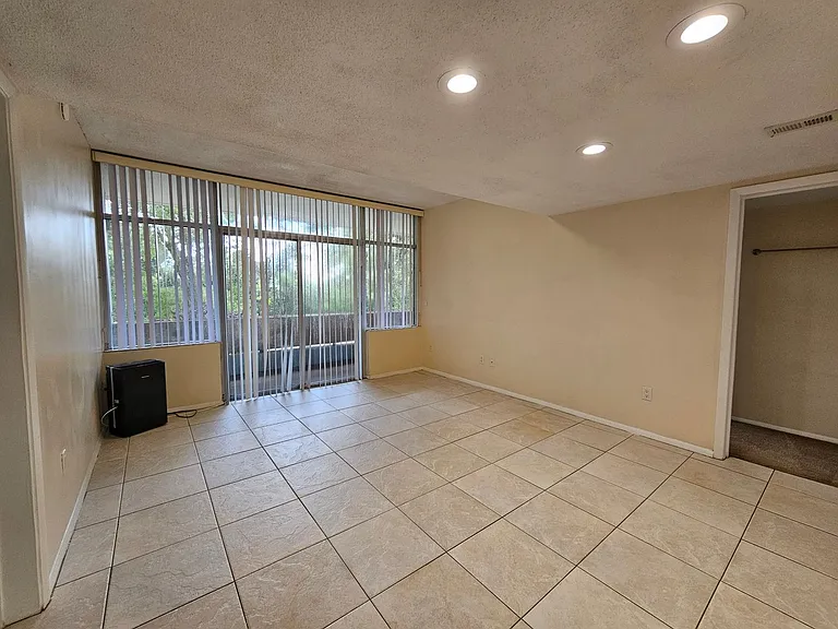 2818 SW 2nd Ave — Photo 35
