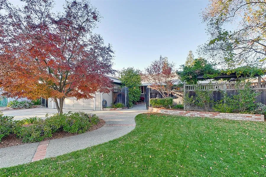7649 Erin Way photo 1