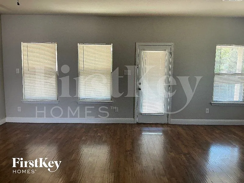 3 bed, 2.0 bath, 2162 sqft, $2,260 — Photo 2