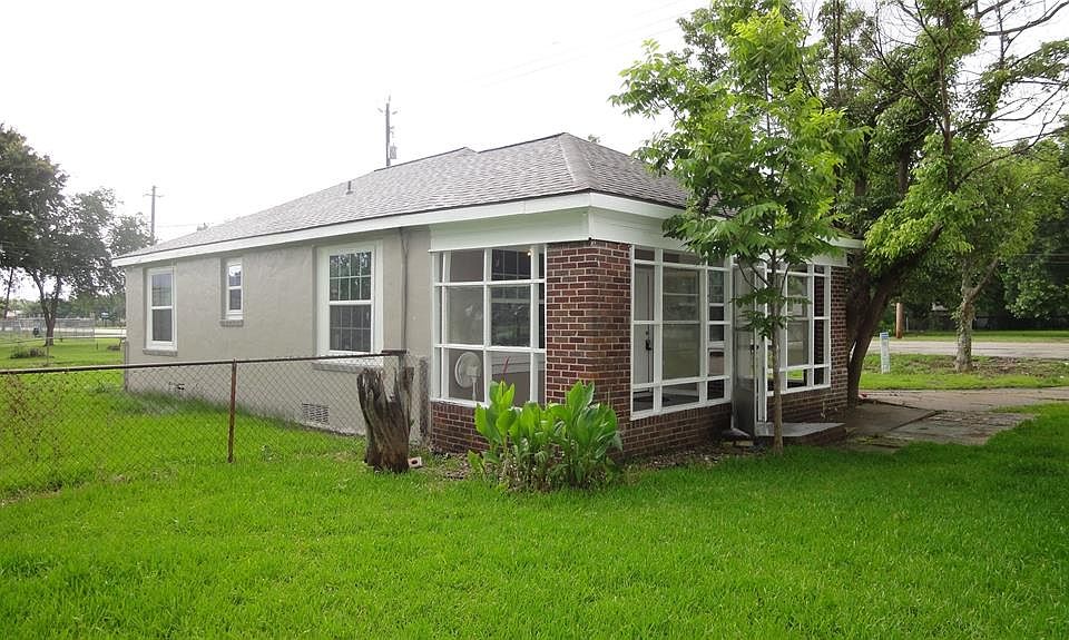 Here is another nice snapshot of the front of the home.