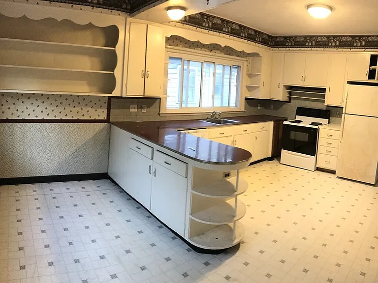 194-196 Robbins St #2 — Photo 4