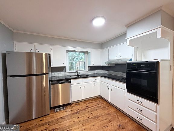 5th image of 590 Benson St