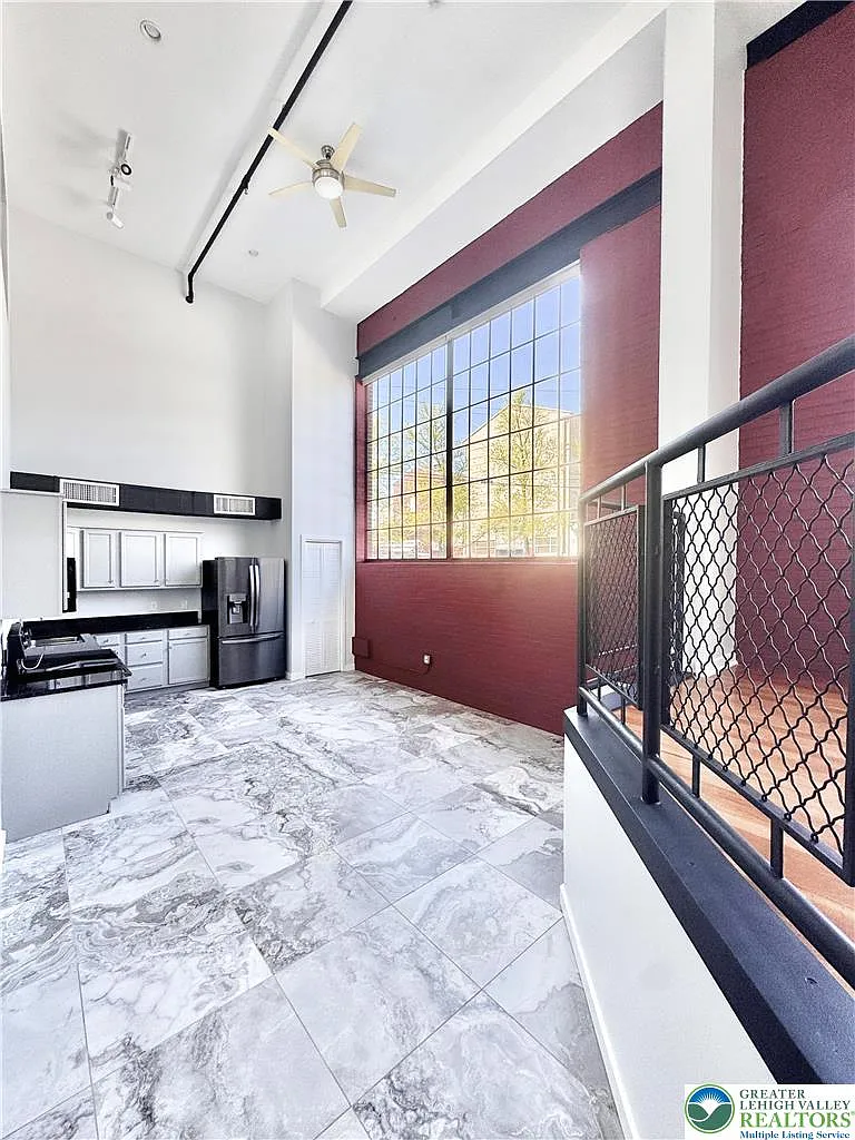 2 bed, 2.0 bath, 2160 sqft, $3,200 — Photo 2