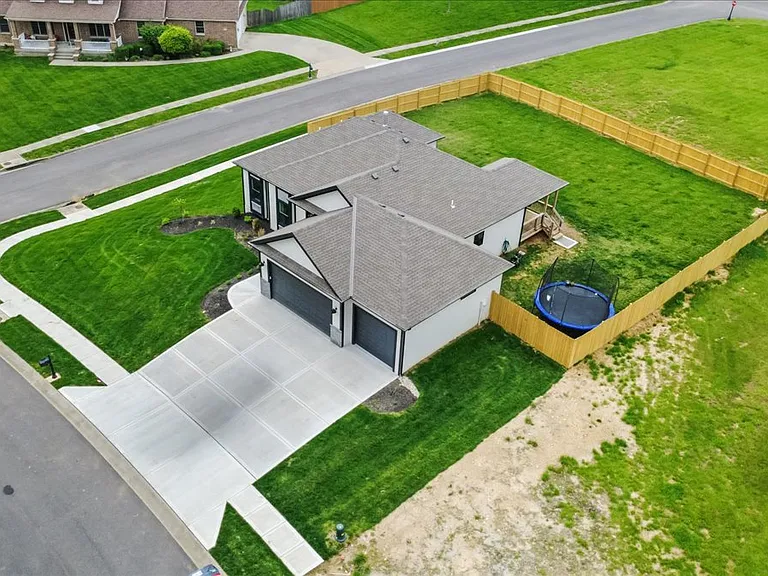2210 Piedmont Pl — Photo 28