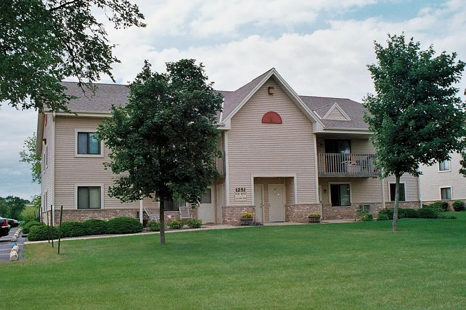 2 bed, 1000 sqft, $1,300 — Photo 2
